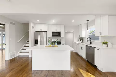Kitchen - 1101 Alfini Dr, Des Plaines, IL 60016 photo 2 of 4