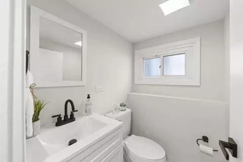 Bath - 1101 Alfini Dr, Des Plaines, IL 60016 photo 2 of 2