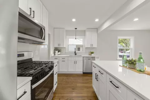 Kitchen - 1101 Alfini Dr, Des Plaines, IL 60016 photo 4 of 4