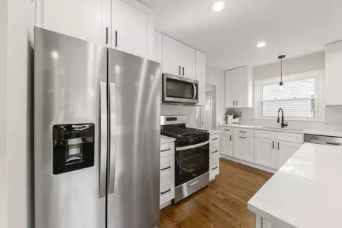 Kitchen - 1101 Alfini Dr, Des Plaines, IL 60016 photo 3 of 4