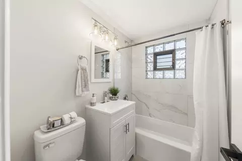 Bath - 1101 Alfini Dr, Des Plaines, IL 60016 photo 1 of 2