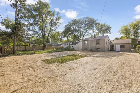 Exterior - 1101 Alfini Dr, Des Plaines, IL 60016 photo 4 of 5