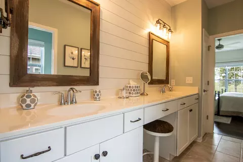 Bath - 845 Simpson Ave, Elburn, IL 60119 photo 1 of 3