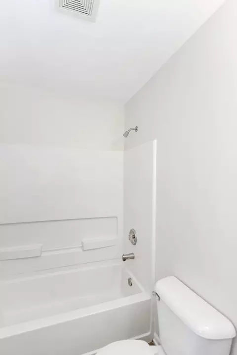 Bath - 1495 Millbrook Dr, Algonquin, IL 60102 photo 2 of 5
