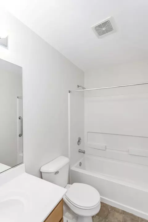Bath - 1495 Millbrook Dr, Algonquin, IL 60102 photo 4 of 5