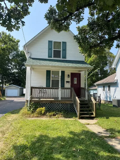 1015 Tappan St, Woodstock, IL 60098