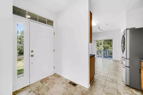 Entry Way - 857 Linden Cir, Hoffman Estates, IL 60169 photo 1 of 2