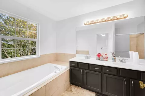 Bath - 857 Linden Cir, Hoffman Estates, IL 60169 photo 2 of 3