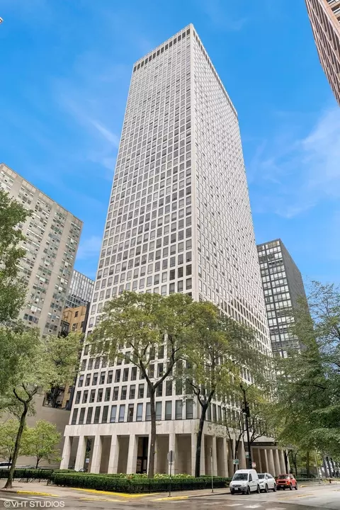 260 E Chestnut St #907, Chicago, IL 60611