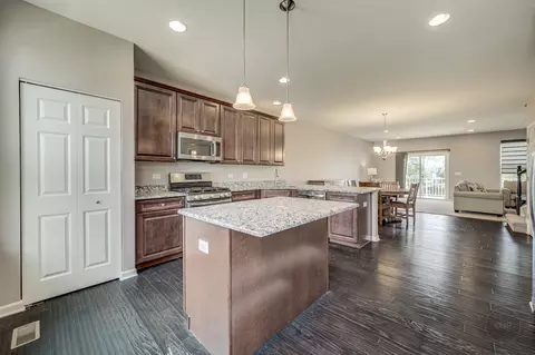 4004 Pompton Ct, Elgin, IL 60124 photo 4