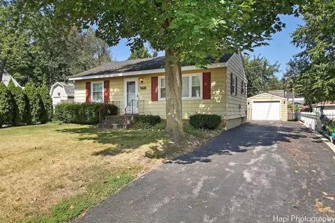 4906 Maplehill Dr, Mccullom Lake, IL 60050