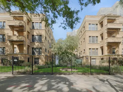 720 W Sheridan Rd #1S, Chicago, IL 60613