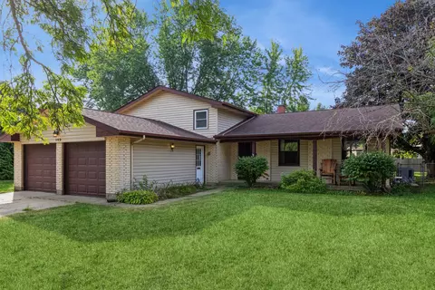 149 Wellington Dr, Crystal Lake, IL 60014
