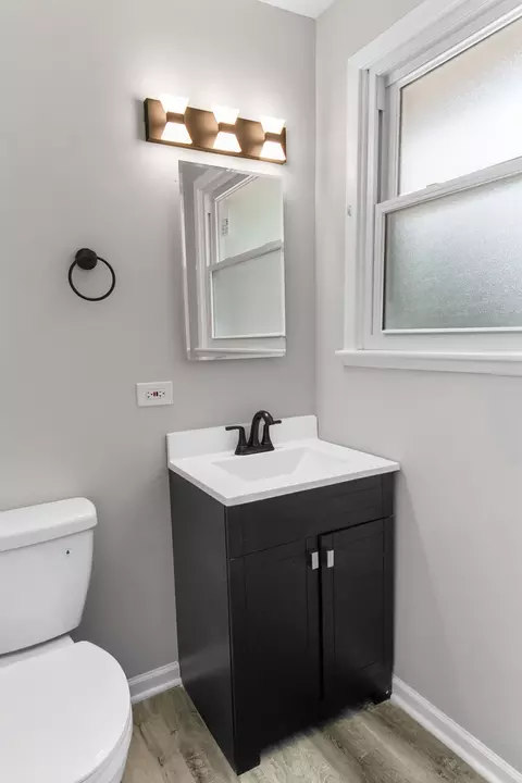 Bath - 3522 Maple Ln, Hazel Crest, IL 60429 photo 2 of 4