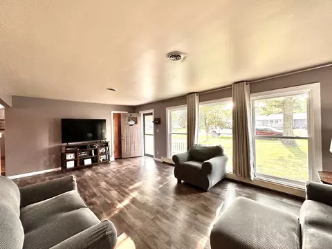 Living - 71 S 4080 W Rd, Kankakee, IL 60901 photo 3 of 3