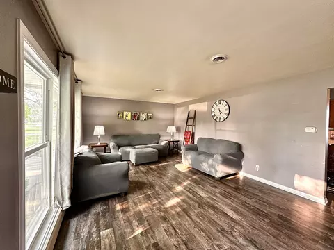 Living - 71 S 4080 W Rd, Kankakee, IL 60901 photo 2 of 3
