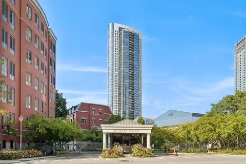 501 N Clinton St #3302, Chicago, IL 60654