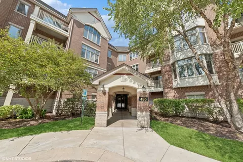 405 Village Green Ct #404, Lincolnshire, IL 60069
