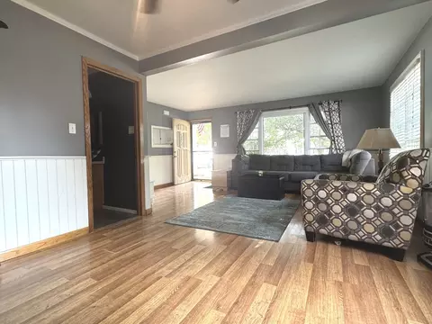 Living - 575 E 5th Ave, Clifton, IL 60927 photo 2 of 3