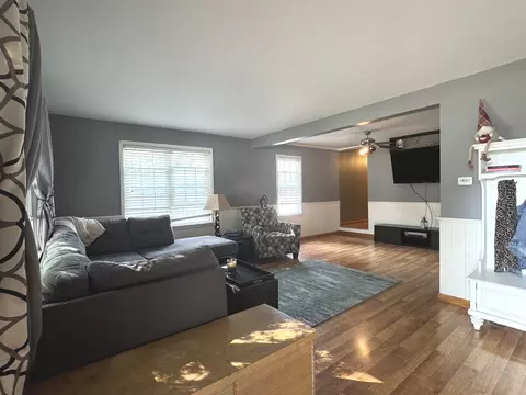 Living - 575 E 5th Ave, Clifton, IL 60927 photo 1 of 3