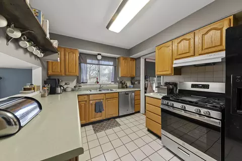 2004 E Cayuga Ln, Mount Prospect, IL 60056 photo 7