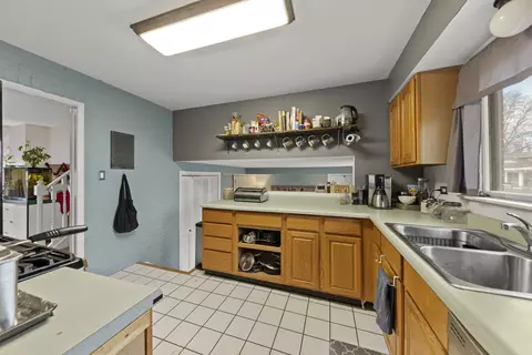 2004 E Cayuga Ln, Mount Prospect, IL 60056 photo 8