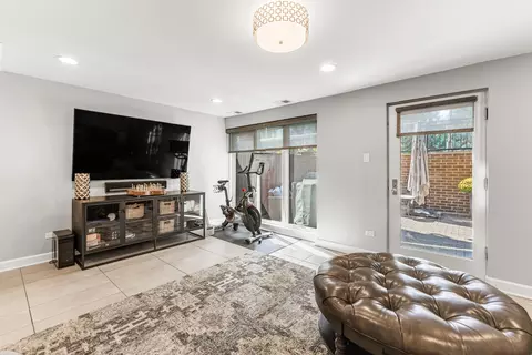 Living - 1304 N Sutton Pl, Chicago, IL 60610 photo 4 of 4