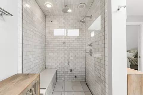 Bath - 1304 N Sutton Pl, Chicago, IL 60610 photo 2 of 4
