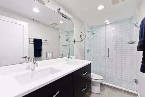 Bath - 1304 N Sutton Pl, Chicago, IL 60610 photo 3 of 4