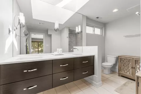 Bath - 1304 N Sutton Pl, Chicago, IL 60610 photo 1 of 4