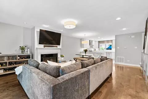 Living - 1304 N Sutton Pl, Chicago, IL 60610 photo 1 of 4