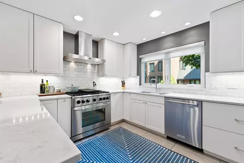Kitchen - 1304 N Sutton Pl, Chicago, IL 60610 photo 1 of 3