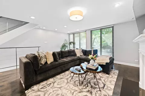 Living - 1304 N Sutton Pl, Chicago, IL 60610 photo 3 of 4
