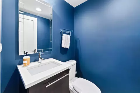 Bath - 1304 N Sutton Pl, Chicago, IL 60610 photo 4 of 4