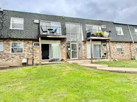10090 S 84th Ter #305, Palos Hills, IL 60465