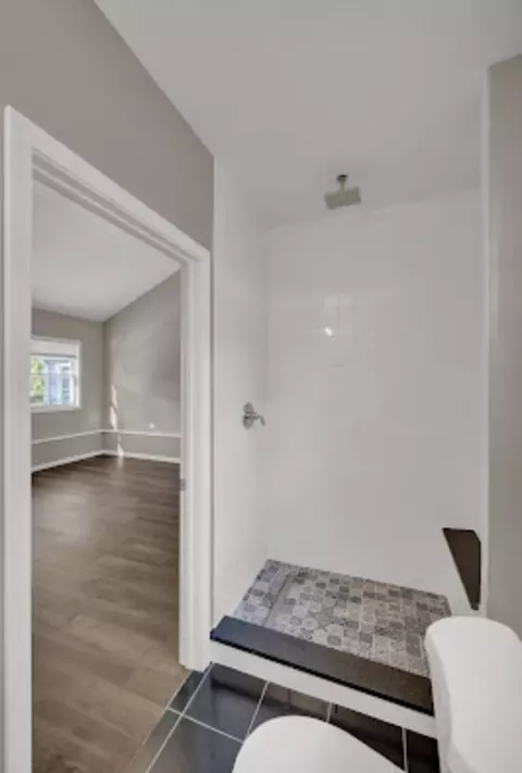 Bath - 3235 W 162nd St, Markham, IL 60428 photo 3 of 4