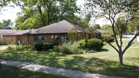 321 E Jefferson Ave, Watseka, IL 60970 photo 2