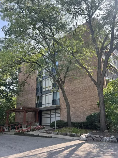 5820 Oakwood Dr #4L, Lisle, IL 60532