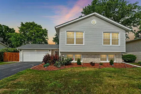 708 W Berkley Dr, Arlington Heights, IL 60004