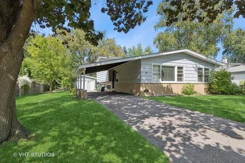 430 Lakeview Dr, Mundelein, IL 60060