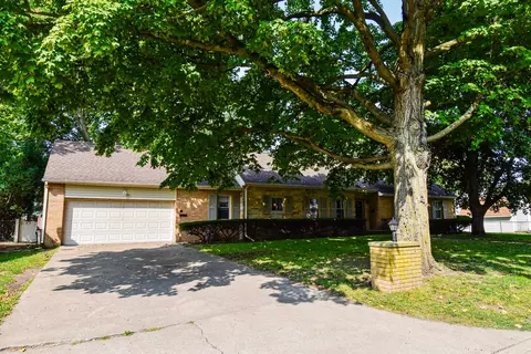 5 S Dixie Ln, Pontiac, IL 61764