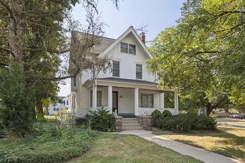 41 W Crystal Lake Ave, Crystal Lake, IL 60014