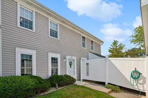 1373 Thames Ter, Roselle, IL 60172