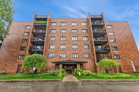 9377 Landings Ln #105, Des Plaines, IL 60016