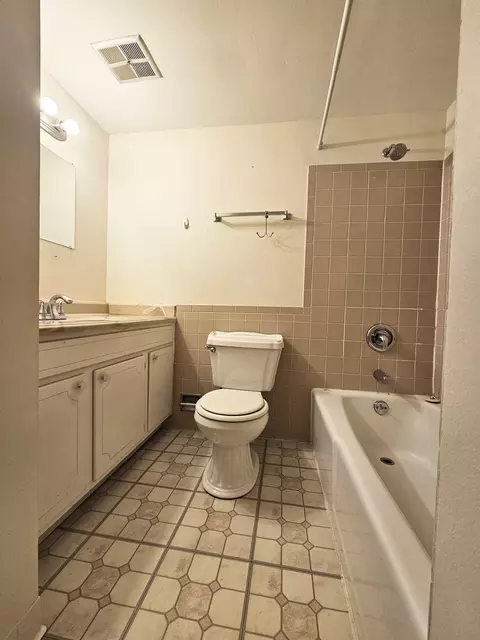 Bath - 563 Fairway View Dr #2E, Wheeling, IL 60090 photo 1 of 1