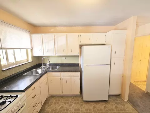 Kitchen - 563 Fairway View Dr #2E, Wheeling, IL 60090 photo 1 of 2