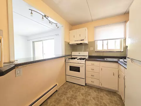 Kitchen - 563 Fairway View Dr #2E, Wheeling, IL 60090 photo 2 of 2