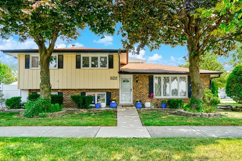 6770 W 91st Pl, Oak Lawn, IL 60453