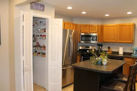 Kitchen - 1455 Misthaven Ln, Elgin, IL 60123 photo 2 of 2