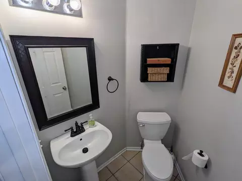 Bath - 1455 Misthaven Ln, Elgin, IL 60123 photo 1 of 3